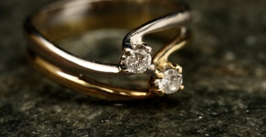 Gouden ring met diamant verstuurd in bubbeltjesenvelop