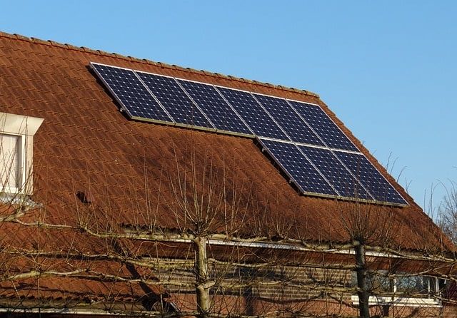Na het leggen van zonnepanelen verzakt het dak van een uitbouw
